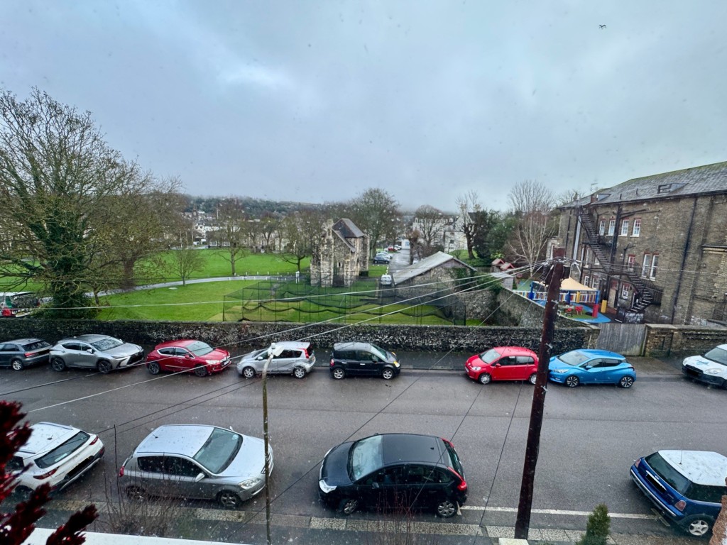 Lot: 43 - TWO-BEDROOM TOP FLOOR FLAT INVESTMENT - 5 Stuart Court - view from front